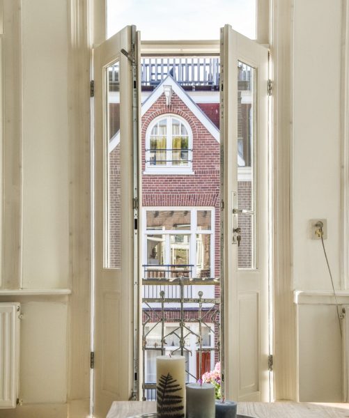 open-doors-in-the-city-apartment-2026-03-18-08-15-32-utc